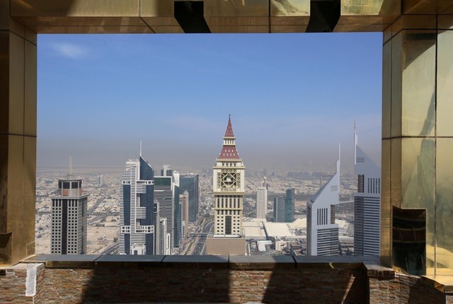 © Reuters. FILE PHOTO: View shows Dubai Skyline from the 71st floor of the Gevora Hotel, the world's tallest hotel, in Dubai