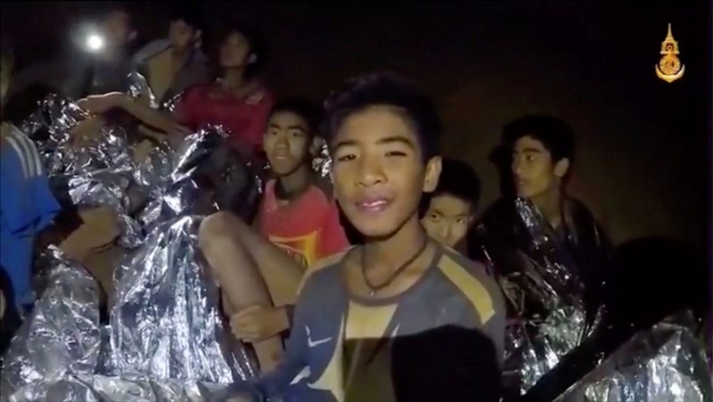 © Reuters. Meninos tailandeses presos em caverna, em imagem retirada de vídeo divulgado pela Marinha