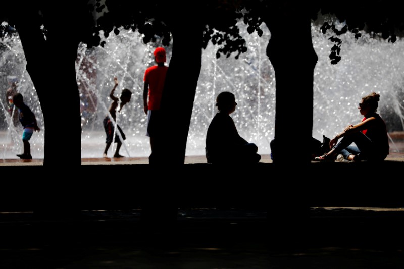 © Reuters. Pessoas se refrescam em fonte de Boston, Massachusetts