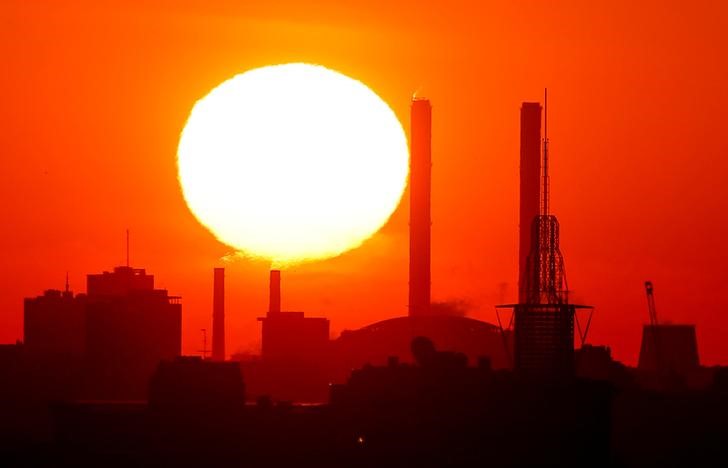 © Reuters. Трубы ТЭЦ на рассвете в Москве