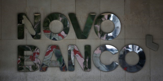 © Reuters. FILE PHOTO: The logo of Portuguese bank Novo Banco is seen on one of its offices in downtown Lisbon