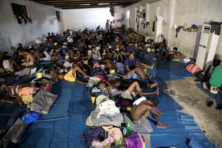 © Reuters. Migranti in un centro a Tripoli