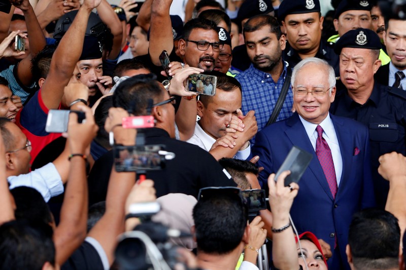 © Reuters. Ex-premiê da Malásia Najib Razak cercado por apoiadores ao deixar tribunal de Kuala Lumpur