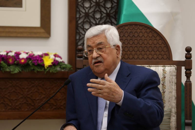 © Reuters. استطلاع: الفلسطينيون يفضلون البرغوثي لخلافة عباس