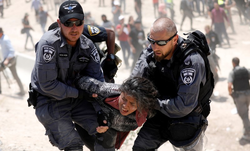 © Reuters. احتجاجات في قرية بدوية تعتزم إسرائيل هدمها
