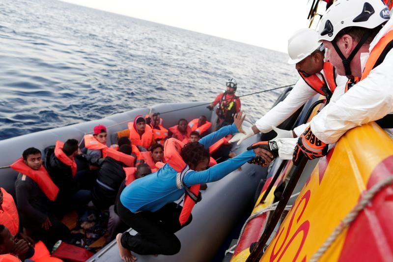 © Reuters. Imigrantes durante missão de resgate no Mediterrâneo