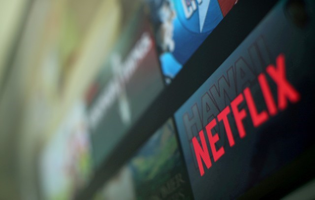 © Reuters. FILE PHOTO: The Netflix logo on a television in Encinitas