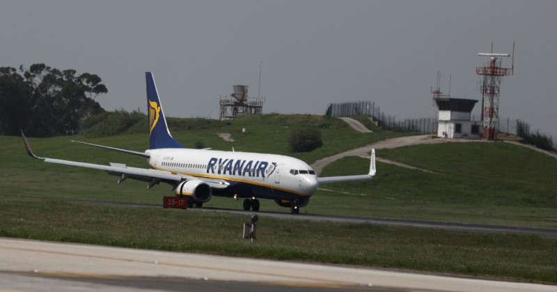 © Reuters. Avião da Ryanair pousa no aeroporto de Lisboa, Portugal