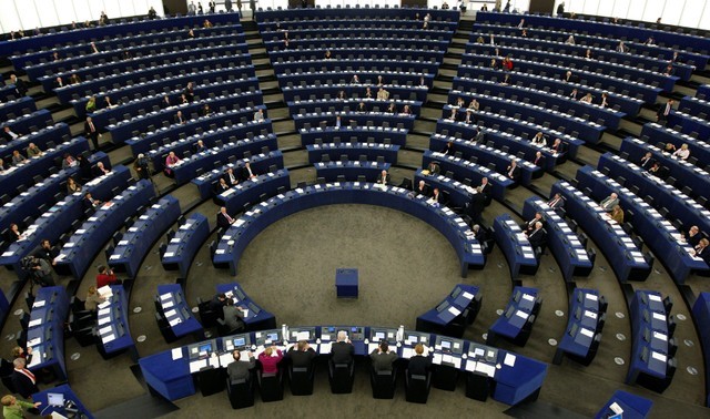 © Reuters. FILE PHOTO: Members of the European Parliament attend a plenary session in Strasbourg