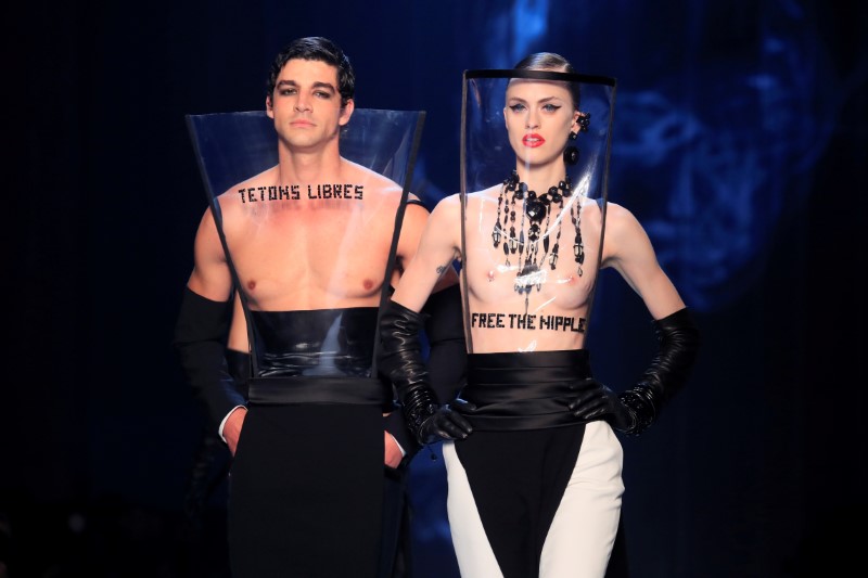 © Reuters. Modelos apresentam criações de Jean Paul Gaultier durante Semana de Alta Costura em Paris