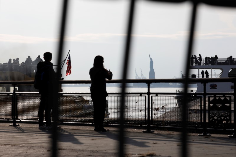 © Reuters. Estátua da Liberdade é vista através de cerca, Nova York, EUA