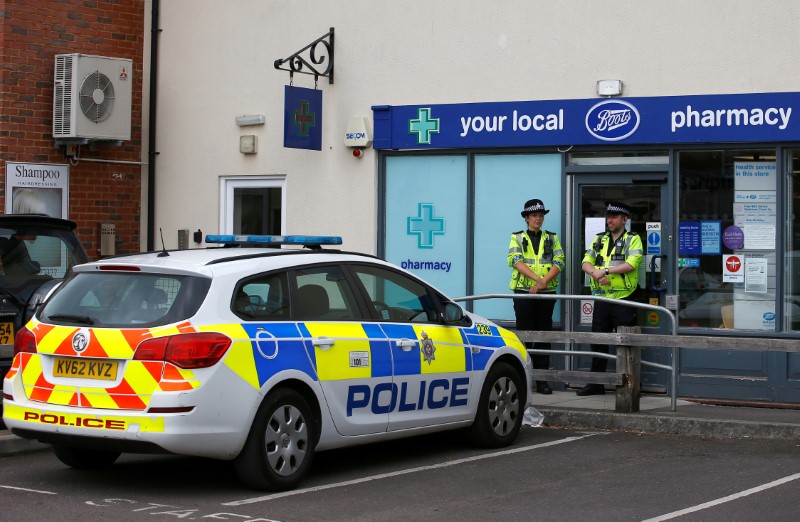 © Reuters. Policiais fazem segurança de local isolado por causa de envenenamento em Amesbury