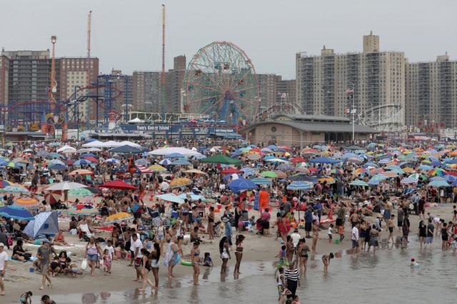 © Reuters. People gather on the beach at Coney Island to celebrate the 4th of July in New York City, U.S.