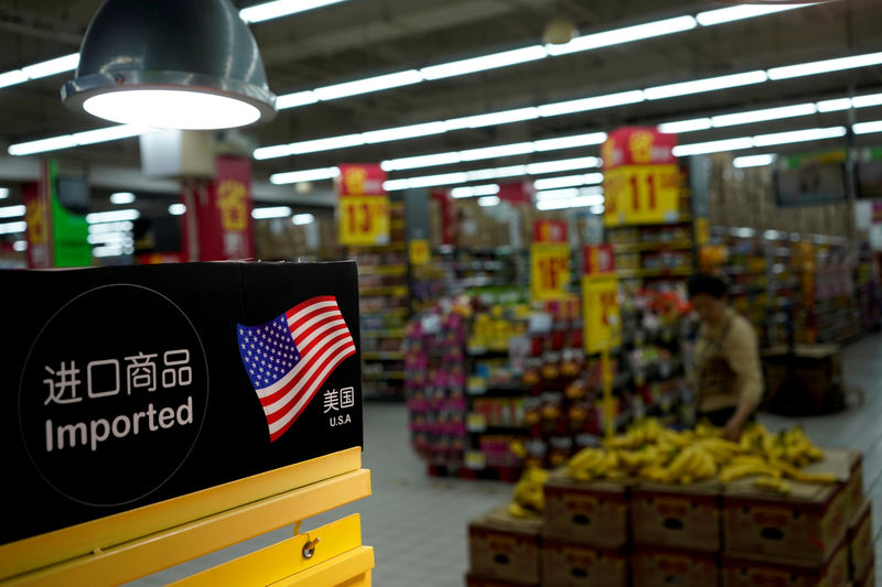 © Reuters. FILE PHOTO: Imports from the U.S. are seen at a supermarket in Shanghai