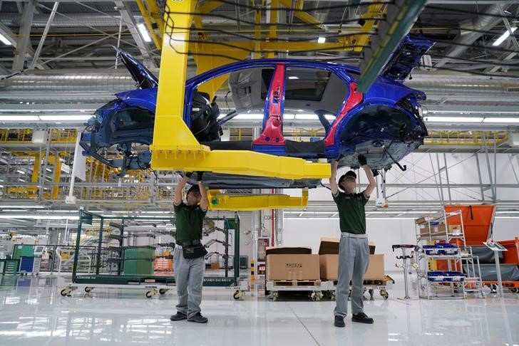 © Reuters. Employees work at the production line inside the Chery Jaguar Land Rover plant phase 2 after the phase 2 opening ceremony in Changshu