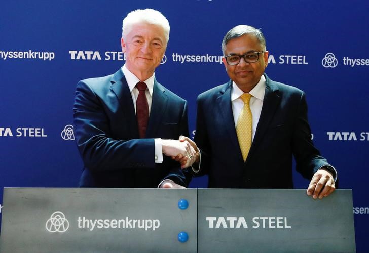 © Reuters. Germany's ThyssenKrupp CEO Hiesinger and Tata Sons Chairman Chandrasekaran pose at a joint news conference in Brussels