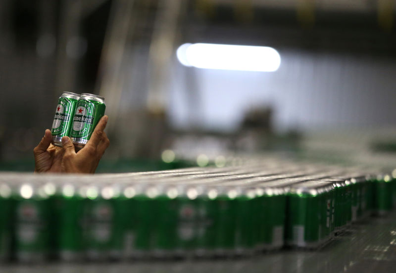 © Reuters. An employee checks Heineken beers at the Heineken brewery in Jacarei