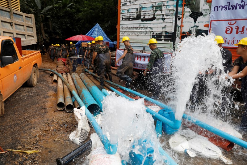 © Reuters. Las autoridades debaten cómo sacar a los niños atrapados en una cueva de Tailandia