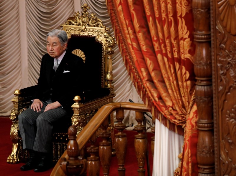 © Reuters. إمبراطور اليابان يستأنف واجباته الرسمية بعد شعوره بالإعياء