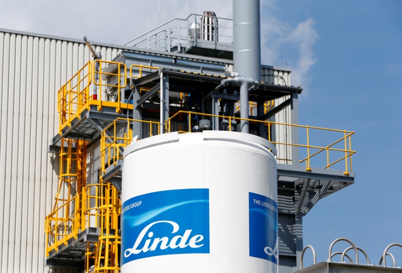 © Reuters. FILE PHOTO: Linde Group logo is seen at company building in Munich