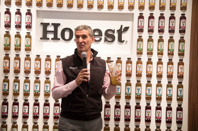 © Reuters. Seth Goldman, Co-Founder & TeaEO Emeritus of Honest Tea of Bethesda, is pictured in Bethesda, Maryland