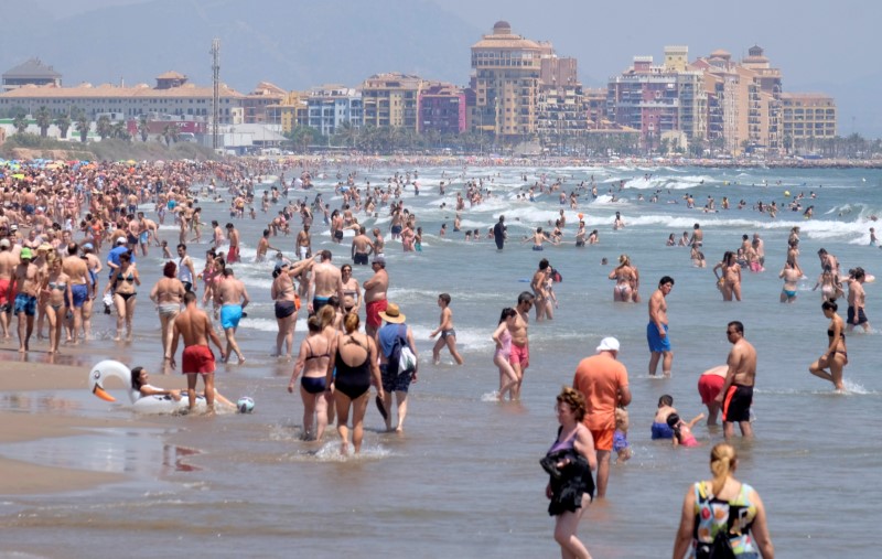 © Reuters. El Gobierno español prevé un récord de llegadas de turistas este verano