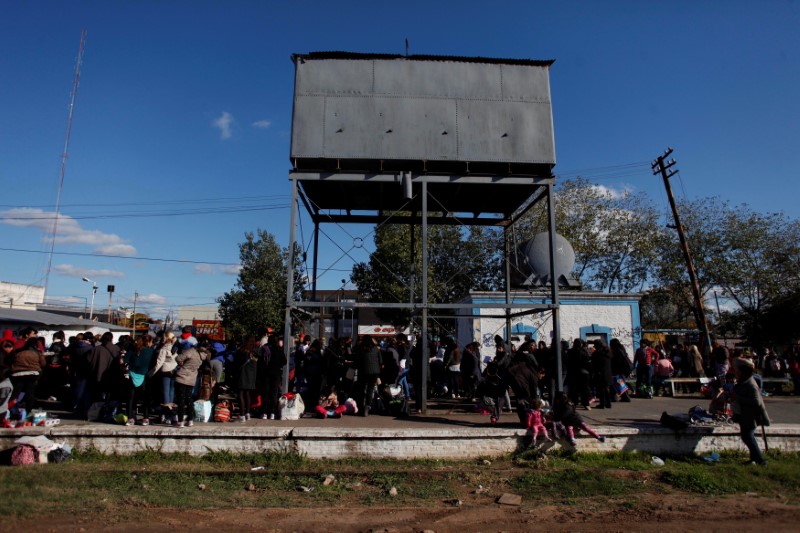 © Reuters. People barter goods in San Miguel market, on the outskirts of Buenos Aires