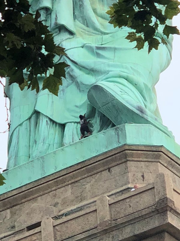 © Reuters. Manifestante é vista escalando Estátua da Liberdade em Nova York, Estados Unidos