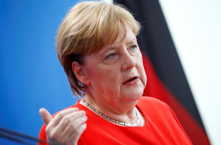 © Reuters. El aliado bávaro de Merkel espera que el socio de coalición SPD respalde los centros para migrantes