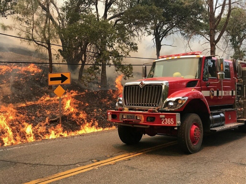 © Reuters. فرق الإطفاء تحرز تقدما في مكافحة حريق غابات بشمال كاليفورنيا