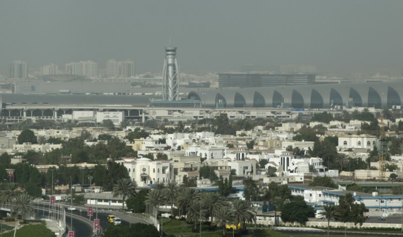 © Reuters. عدد المسافرين عبر مطار دبي يتراجع للشهر الثاني