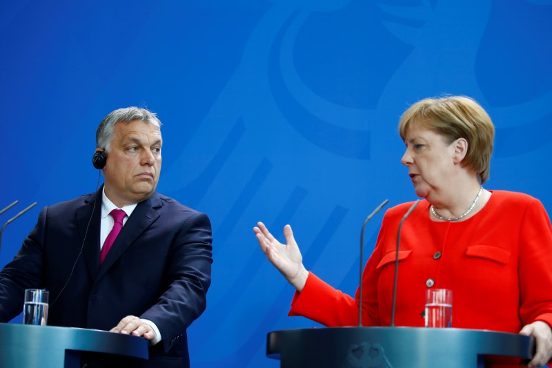 © Reuters. ميركل تختلف مع رئيس وزراء المجر .. حول الإحسان للغير