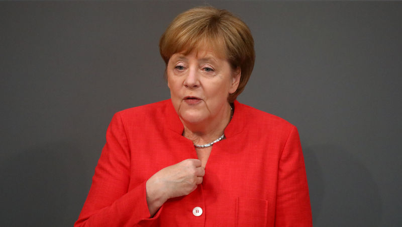© Reuters. La canciller alemana Angela Merkel en un debate en el Bundestag