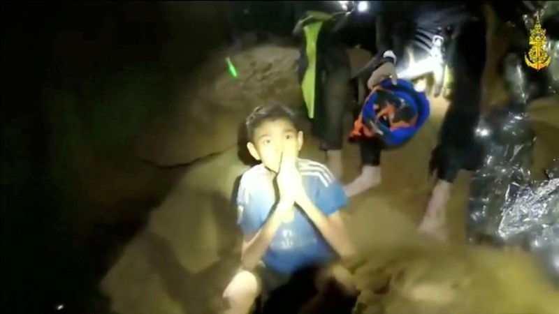 © Reuters. Um dos meninos tailandeses presos em caverna inundada