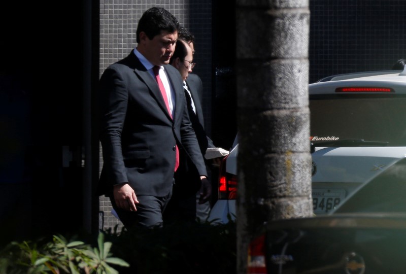 © Reuters. Ministro do Trabalho, Helton Yomura, deixa sede da Polícia Federal em Brasília