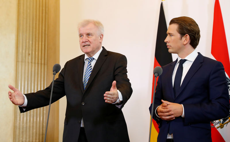 © Reuters. Austrian Chancellor Sebastian Kurz and German Interior Minister Horst Seehofer attend a news conference in Vienna