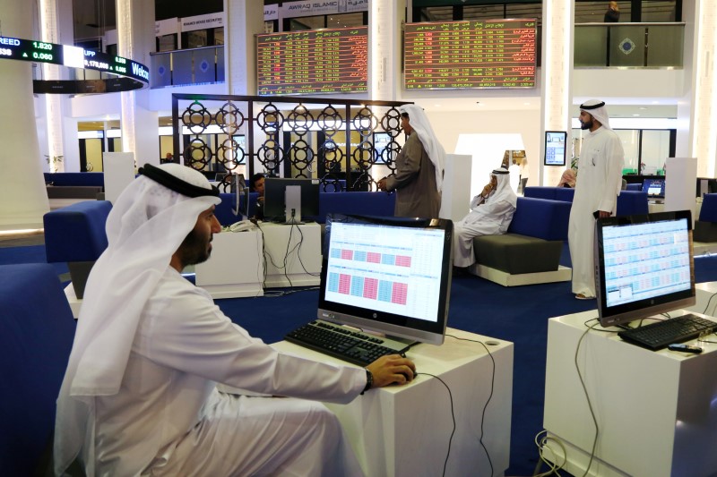 © Reuters. صعود معظم أسواق الأسهم الخليجية لكن البورصة السعودية تتراجع.