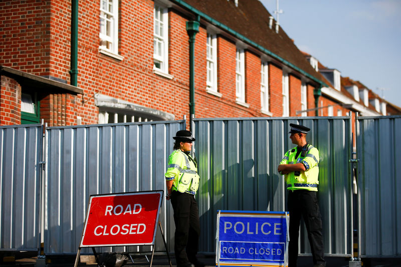 © Reuters. Policiais fazem segurança de local onde duas pessoas foram contaminadas com agente nervoso Novichok em Amesbury