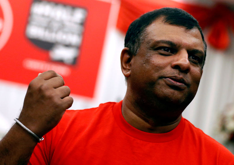 © Reuters. FILE PHOTO: Tony Fernandes, CEO of AirAsia, holds a media event in Bangkok