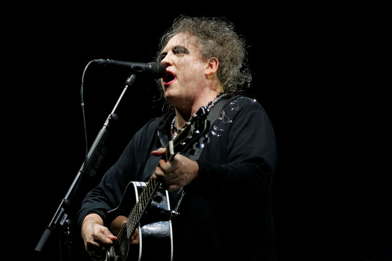 © Reuters. FILE PHOTO: Robert Smith, lead singer of The Cure