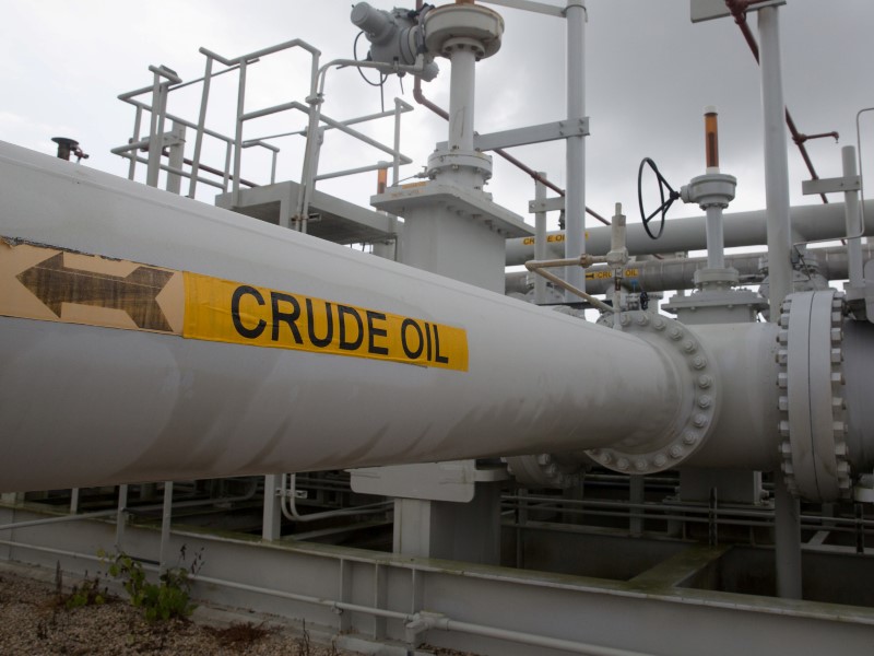 © Reuters. A maze of crude oil pipes and valves is pictured during a tour by the Department of Energy at the Strategic Petroleum Reserve in Freeport