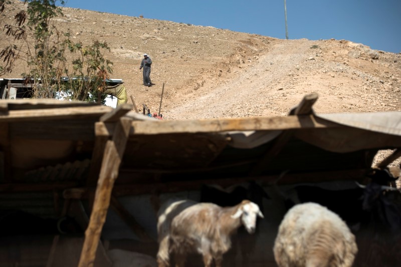 © Reuters. محام: محكمة إسرائيلية تعلق هدم قرية بدوية بالضفة الغربية