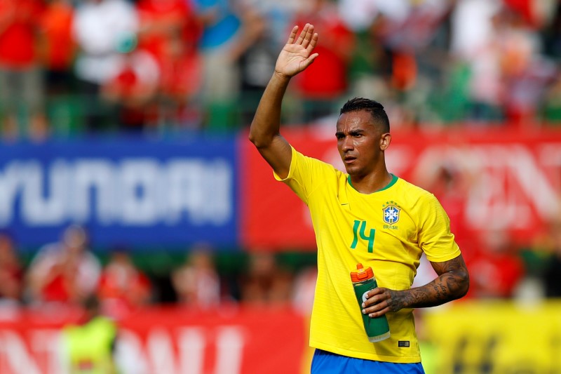 © Reuters. إصابة في الكاحل تبعد البرازيلي دانيلو عن كأس العالم