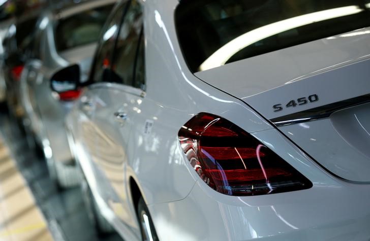 © Reuters. FILE PHOTO: Mercedes S-Class (S-Klasse) cars park at the final quality check at the production line of at the Mercedes Benz factory in Sindelfingen