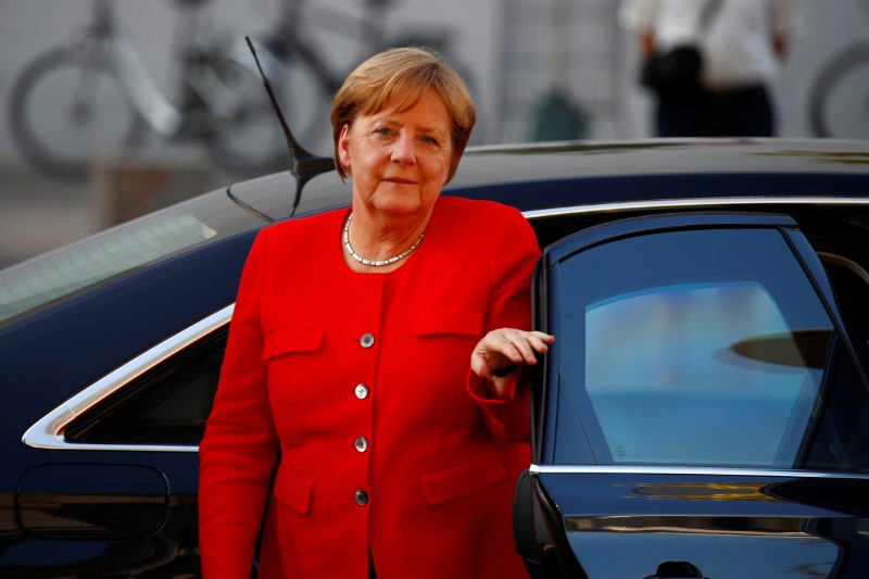 © Reuters. La canciller alemana, Angela Merkel, llega a una reunión de coalición con los partidos CSU y SPD en el Reichstag en Berlín