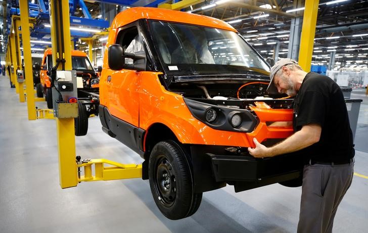 © Reuters. FILE PHOTO: A worker assembles a StreetScooter electric delivery van on the production line during an opening tour in Dueren near Cologne