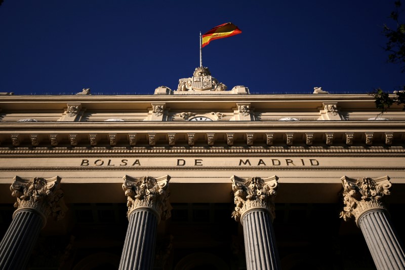 © Reuters. En la imagen, la fachada de la Bolsa de Madrid.