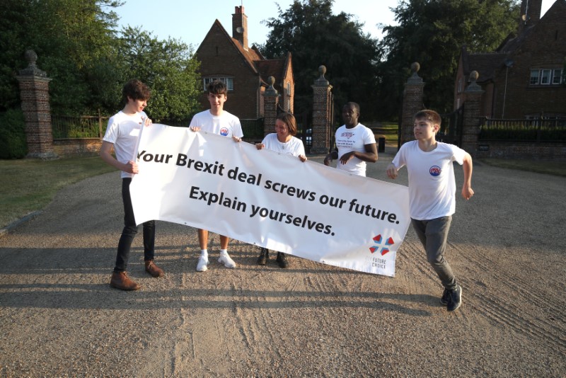 © Reuters. A small group of protesters, from a group called 'Our Future Our Choice', hold a banner at the gate house entrance to Chequers, the Prime Minister's official country residence, near Aylesbury