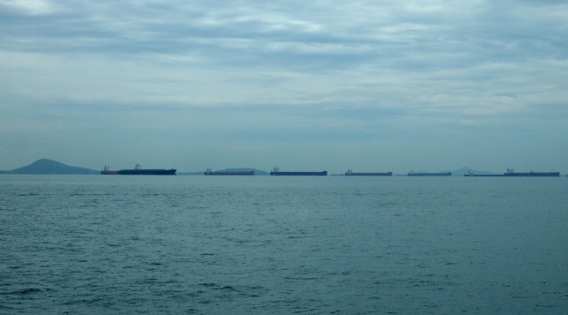 © Reuters. FILE PHOTO: Tankers in the Strait of Singapore