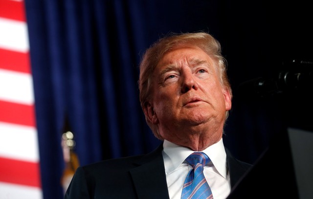 © Reuters. U.S. President Donald Trump delivers remarks at a "Salute to Service" dinner held in honor of the nation's military at The Greenbrier in White Sulphur Springs, West Virginia, U.S.